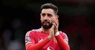 B费正式宣布留队,曼联批准,C罗送上祝福