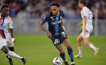 朗斯主场迎战马赛,争夺法甲榜首,主场防守强、反击高效,有望打破马赛不败金身。