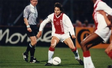 先被博格坎普压制,后跟里瓦尔多竞争,欧冠金靴不擅长做转会选择