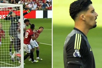 内维尔:曼联门将有大问题 多纳鲁马和马丁内斯二选一吧