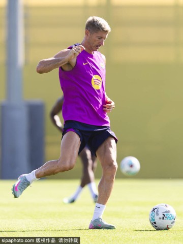 37岁莱万新赛季挑战曝光:目标42球,深情表白巴萨