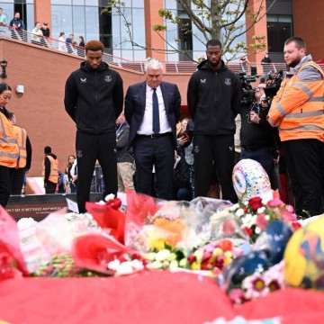 埃弗顿派代表到安菲尔德吊唁若塔,利物浦官推表示感谢