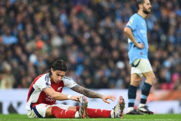 英超回顾:有毒啊!国际比赛日又伤核心,萨卡伤退牵动全局,枪手夺冠又难了